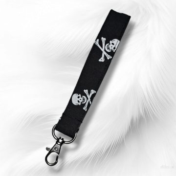   Kulcstartó, táskadísz és csuklópánt halálfejes mintával