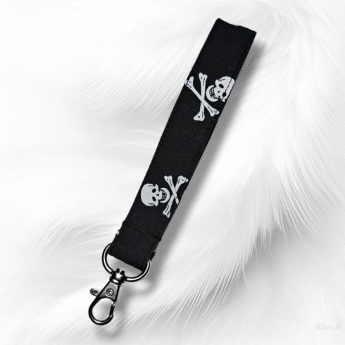 Kulcstartó, táskadísz és csuklópánt halálfejes mintával